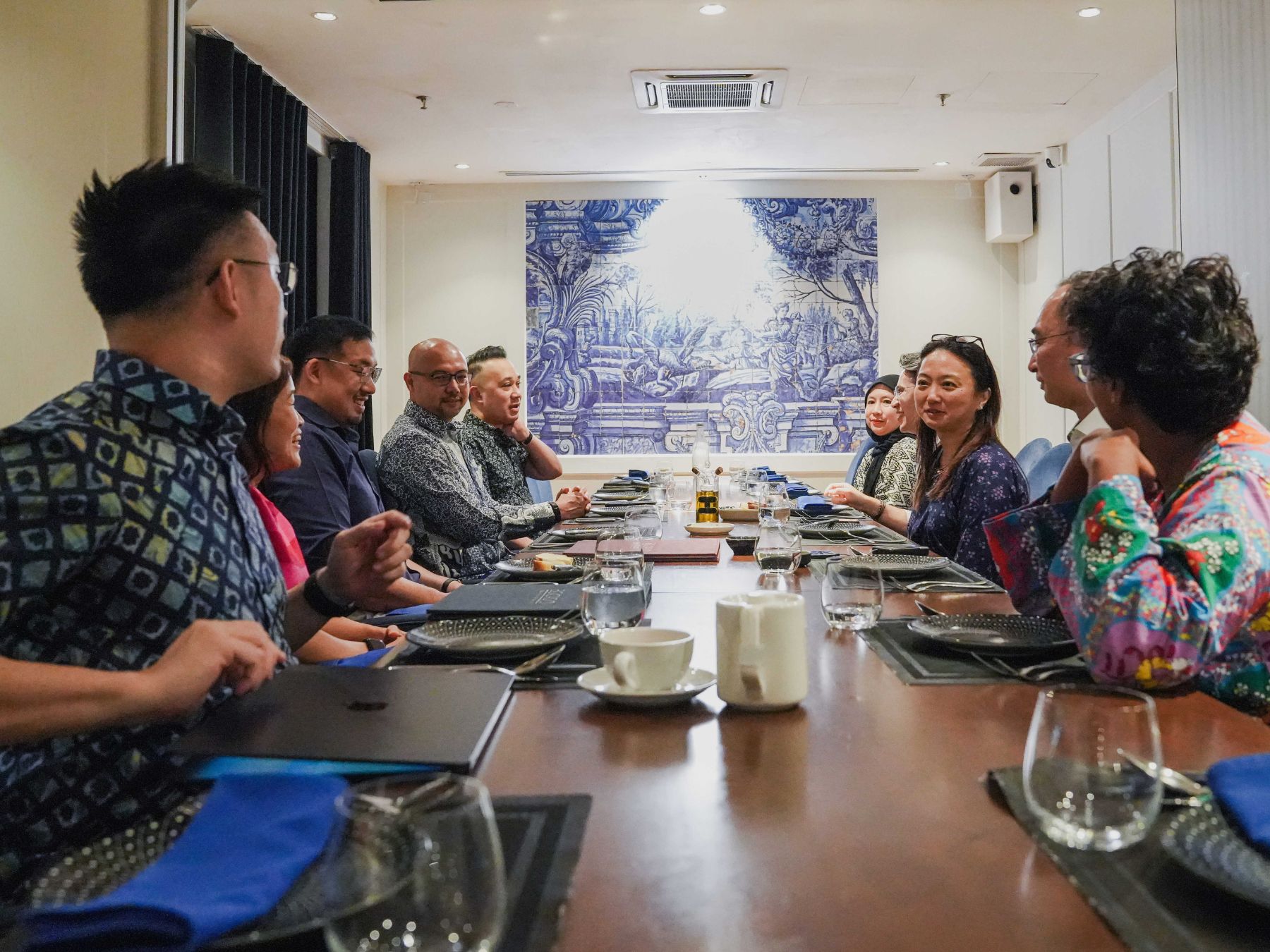 Samuel Siew in discussion with youth, sports and public-sector leaders