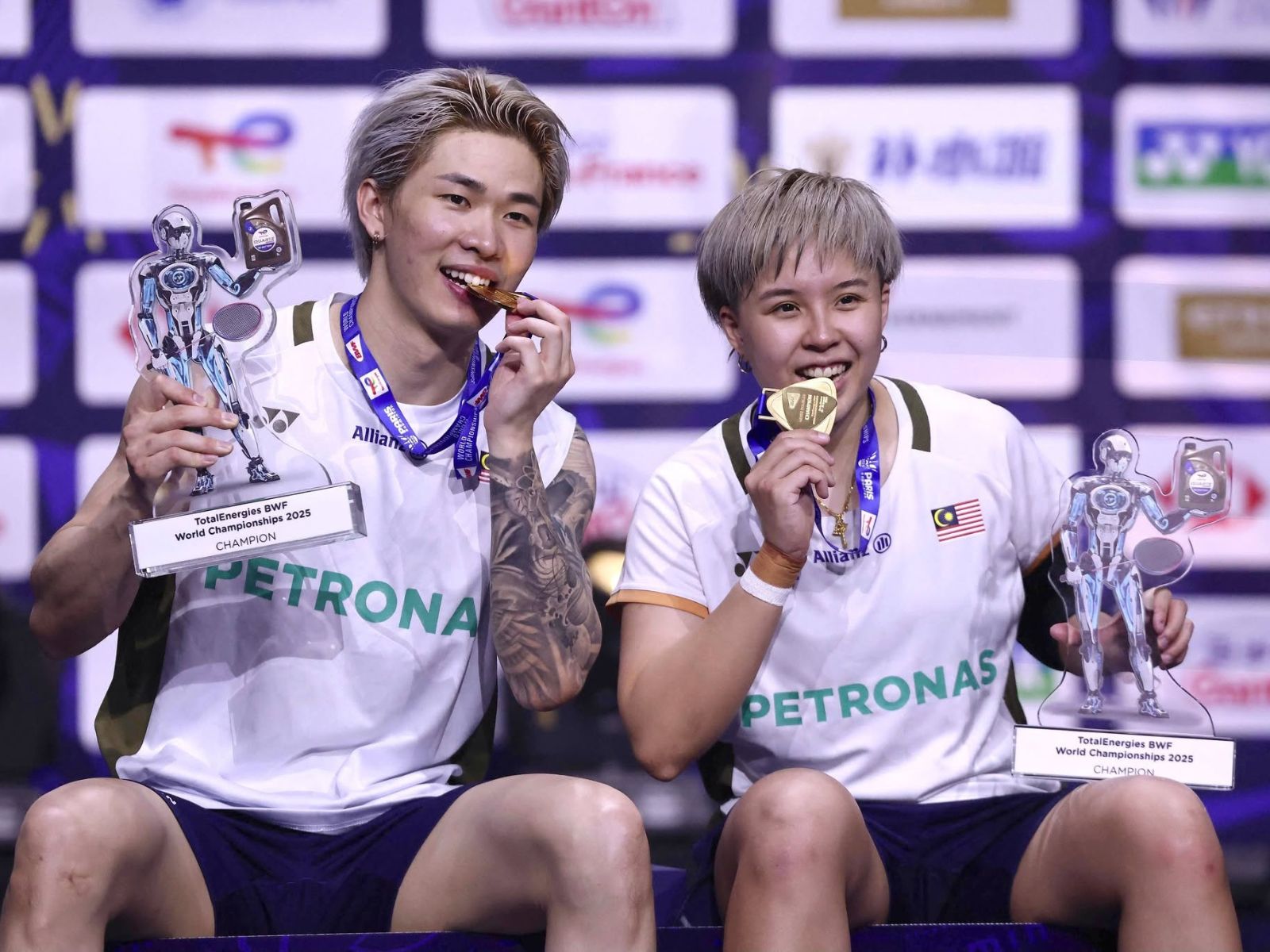 Chen Tang Jie and Toh Ee Wei celebrating their 2025 BWF World Championship
